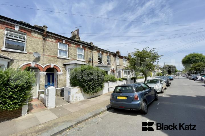 Beautiful garden flat marrying period charm with contemporary living Gowrie Road , Clapham Junction 